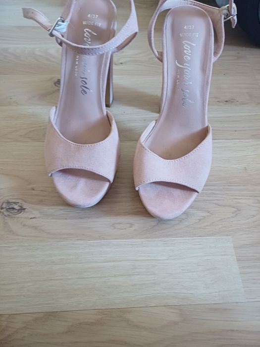 Buty na słupku, obcasy