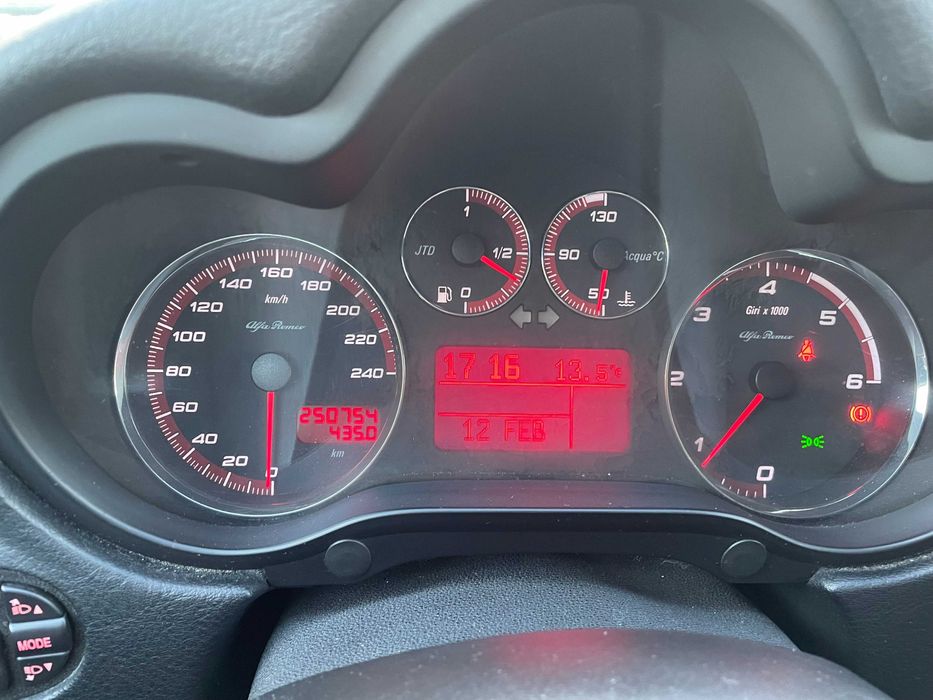 Alfa Romeo 147  Q2  1.9 JTD 16 V