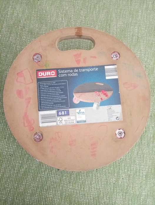 Carrinho de cargas com rodas