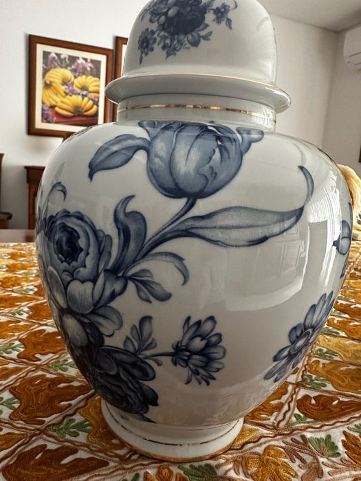 Jarras em louça azul