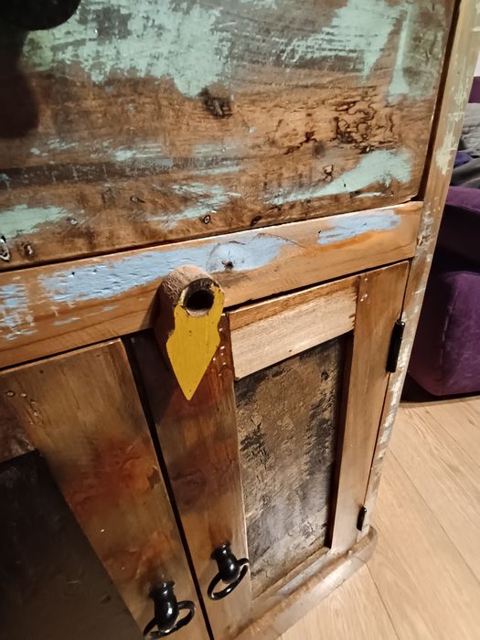 Szafka , regał w kształcie łódki, czółno.