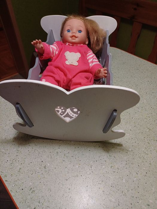 Kołyska plus lalka interaktywna.