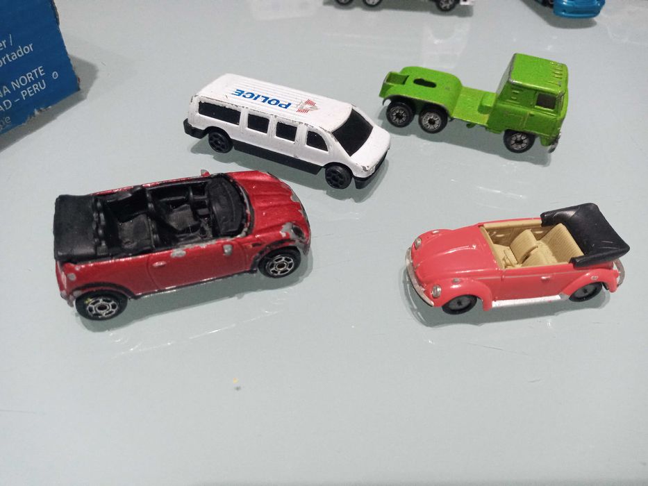 36 carrinhos antigos e 1 comboio de ferro