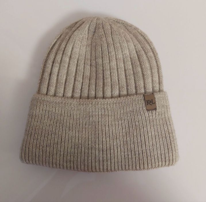 Шапка жіноча вʼязана з закотом на флісі