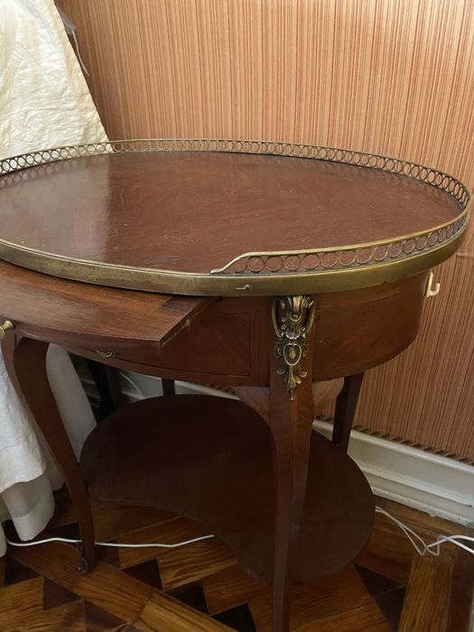 Par de Mesas de Cabeceira Vintage com detalhes em metal - Estilo Class