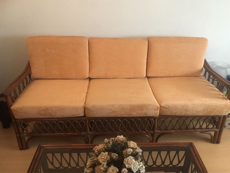 Conjunto de móveis em bambu castanho