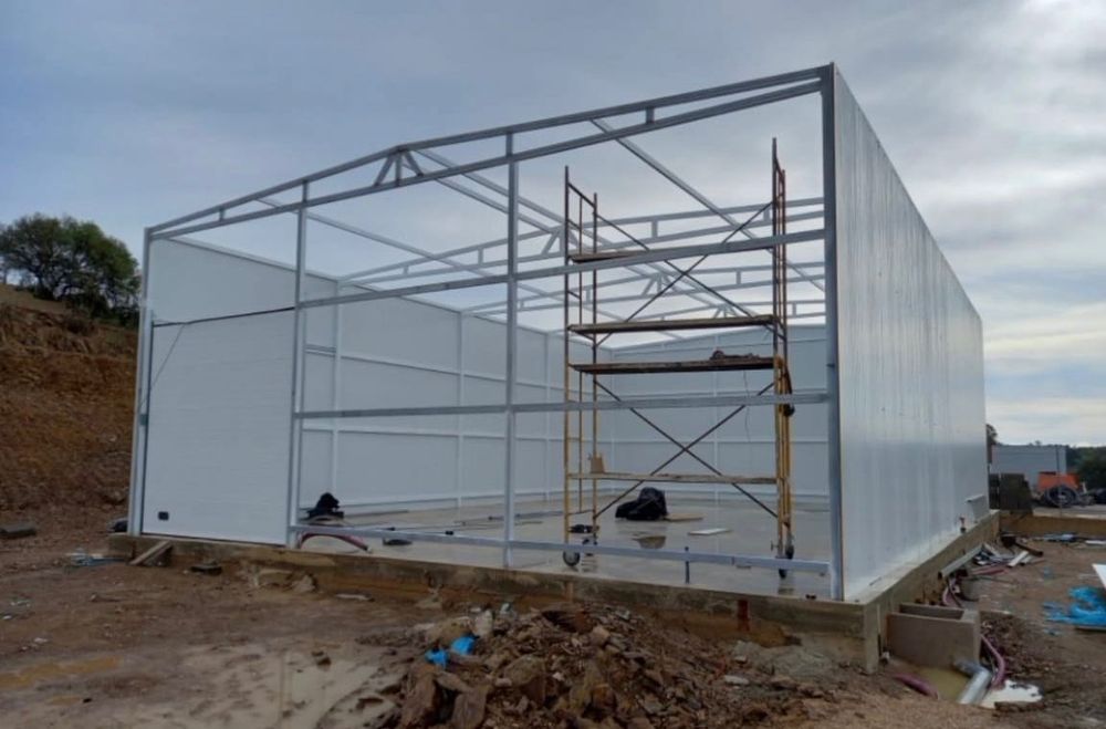 Montagem de telhas térmicas