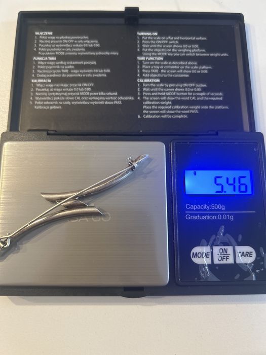 Srebrna broszka z oznaczeniami