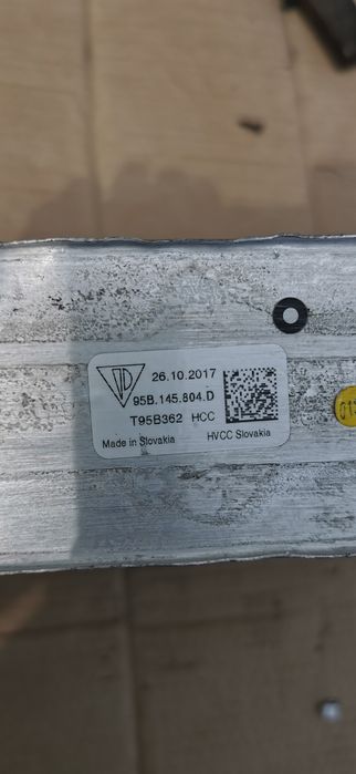 95b145804 D,H,F радиатор интеркулера Macan рестайл