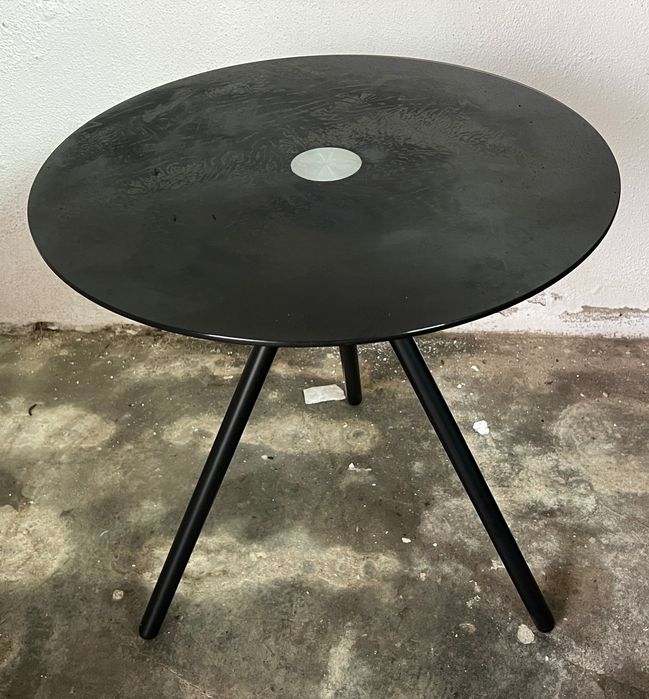 Mesa de cabeceira em vidro preto com pés metálicos – design moderno