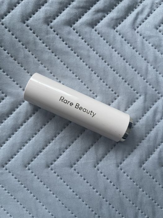 Matowa pomadka do ust Rare Beauty Kind Words odcień Wise makijaz ust