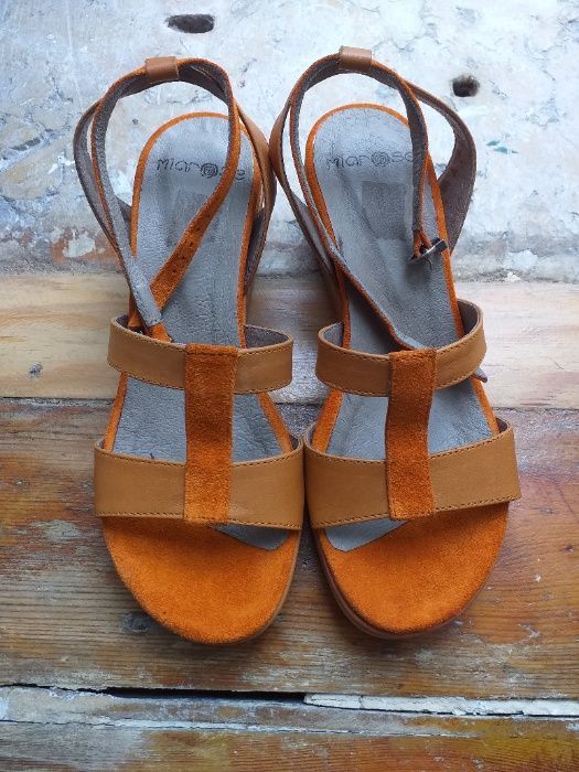 Sandálias de cunha em pele e camurça laranja