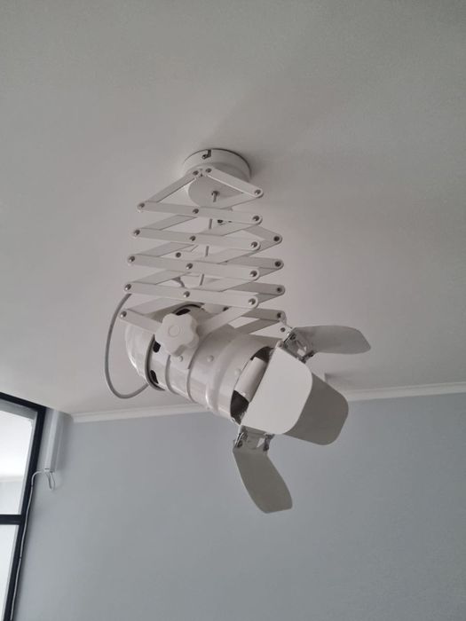 Лампа (люстра) на стелю