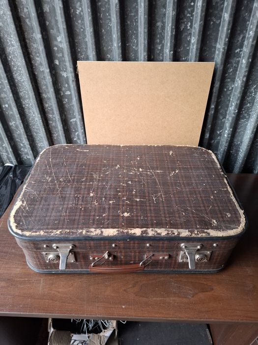 Stara walizka z czasów PRL-u