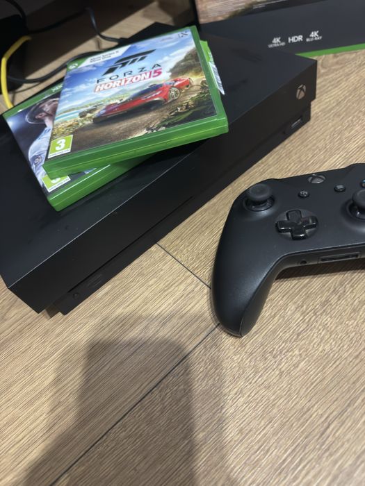Xbox One X zestaw z padem i grami