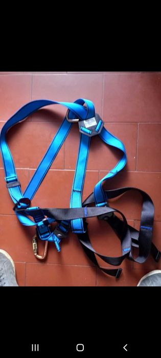Full harness with anchorage point and straps, fall arrest device64552536908035123