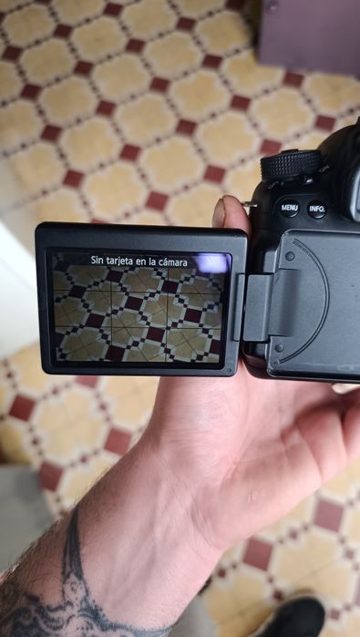 Canon 70D com lente 35mm F2 cartão de memória 32gb, bolsa. WiFi , touchscreen, ecrã rotativo óptima máquina semi profissional