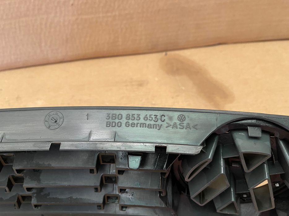 GRELHA DA FRENTE FRONTAL VW PASSAT B5 / 3B08.53653C