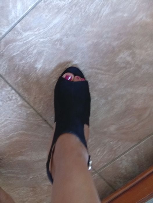 Par de sandálias salto alto