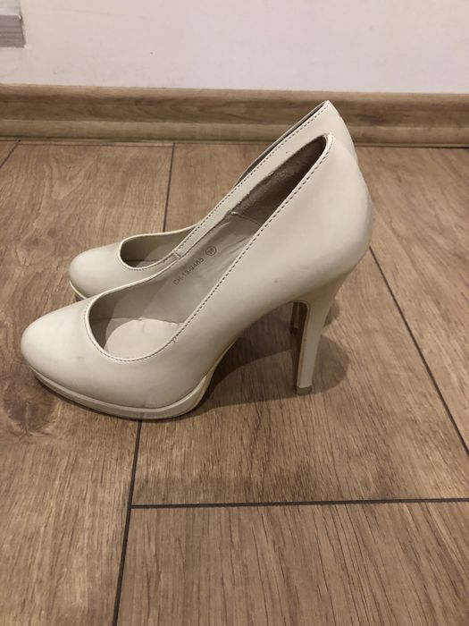 Buty damskie na obcasie .