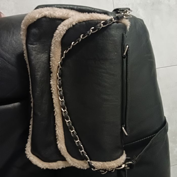 Torebka czarna na pasku i do ręki