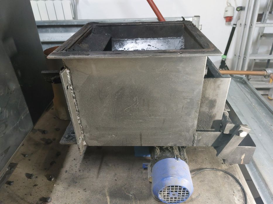 Podajnik tłokowy z zasobnikiem do pieca max-11 firmy stal-max