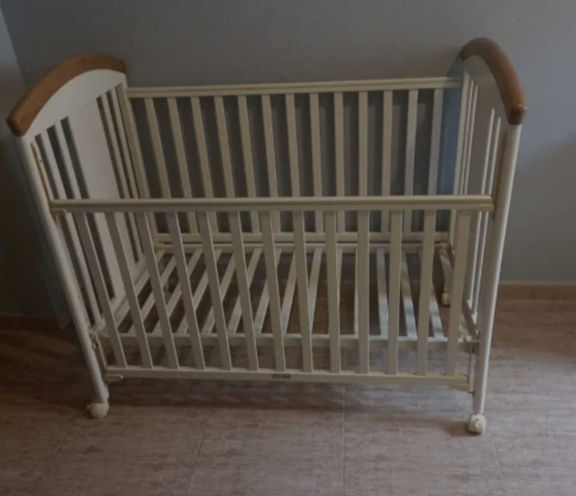 Cama(berço) e cómoda e bengaleiro da trama usada em perfeitas condições, em madeira(urgente)