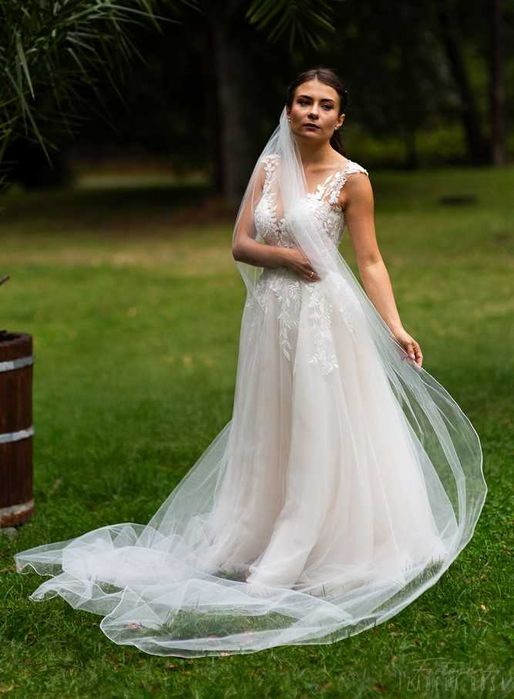 Suknia ślubna typu księżniczka – mały rozmiar + welon gratis