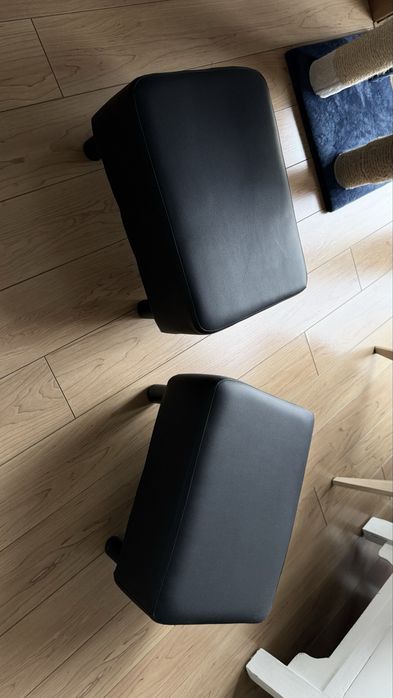 Puffs em pele sintética