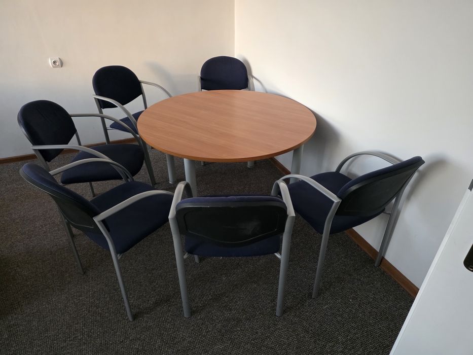 Stół i krzesła biurowe
