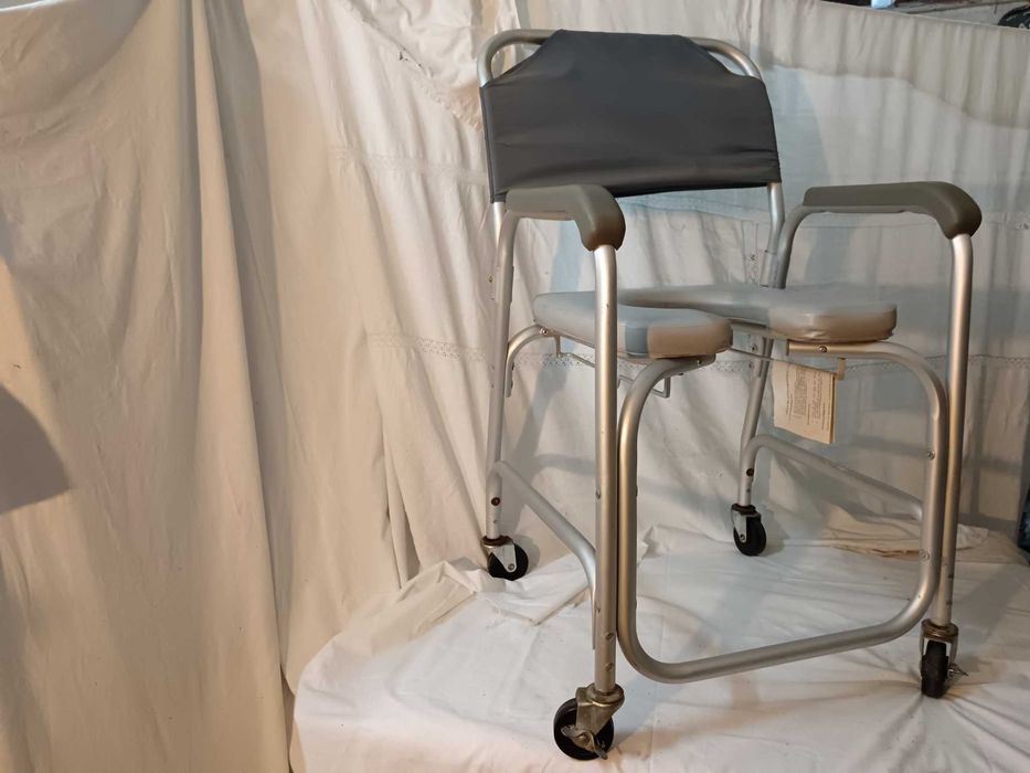 Cadeira De Banho E Sanitária Com Rodas  - nova -