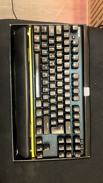 Teclado Mecânico Gaming Fnatic miniSTREAK RGB - TKL (Compacto)