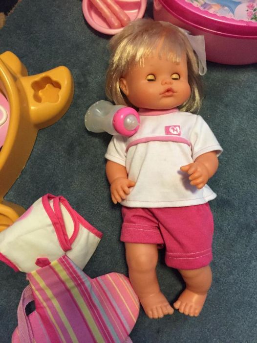 Vários brinquedos menino e menina