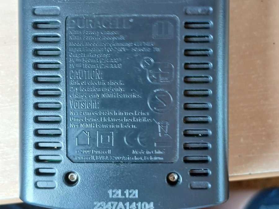 Зарядний пристрій Duracell CEF14 для акумуляторів AA / AAA (Ni-MH)