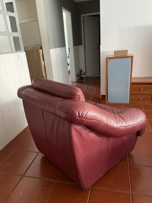 Poltrona de couro vermelho