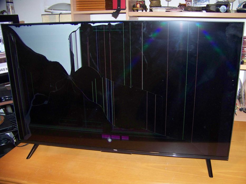 tv TLC 43 P635X1 com ecrã partido