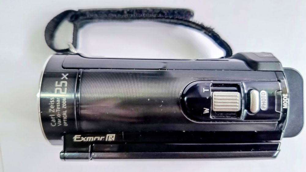 Sony HDR-CX110E (х25 опт. зум) + карта пам'яті 16 ГБ у подарунок