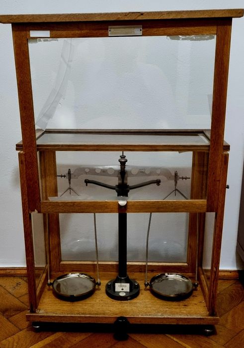 Zabytkowa waga jubilerska/aptekarska + odważniki