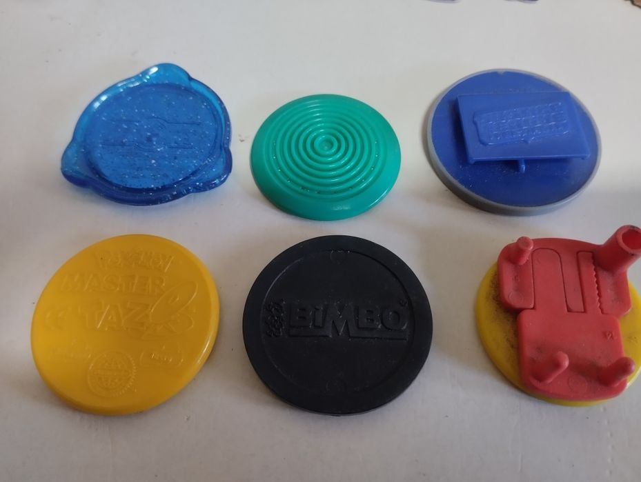 (C) Tazos de vários temas