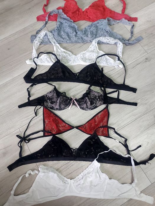 Бюстгальтер.  Жіноча білизна.