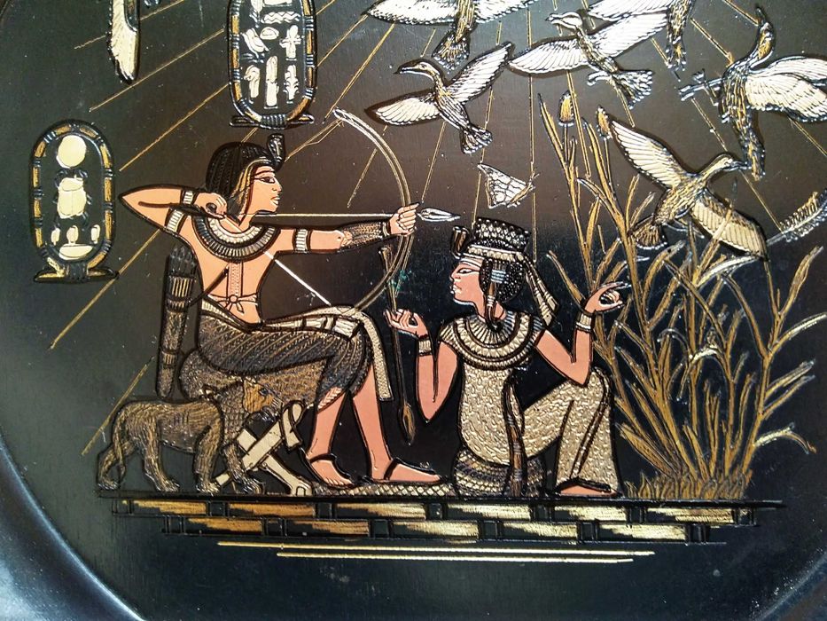 Mosiężny talerz ścienny z motywem egipskim