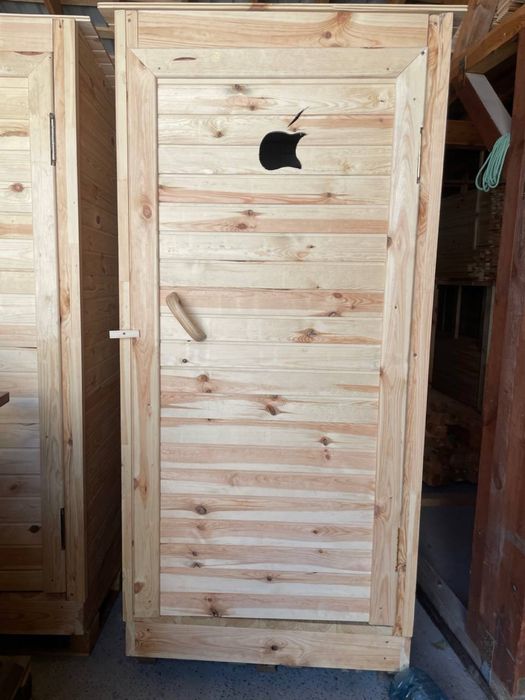 Туалет з дерева. Дачний туалет. Садовий туалет. Туалет деревʼяний