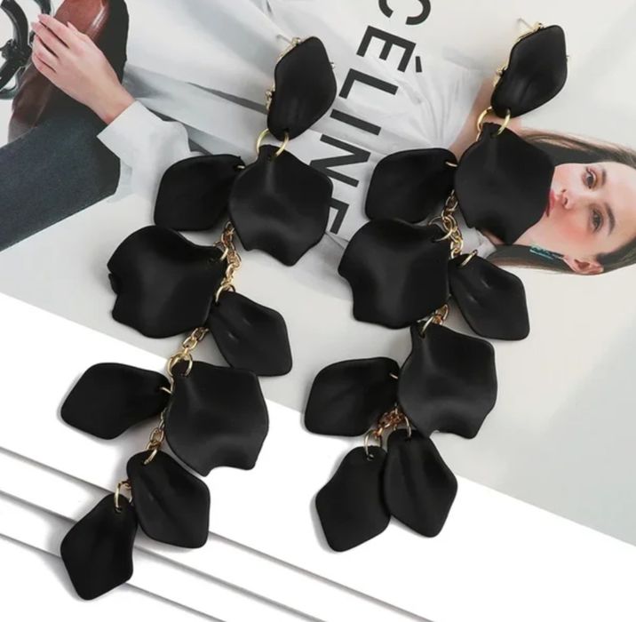 Kolczyki długie wiszące płatki akrylowe czarne