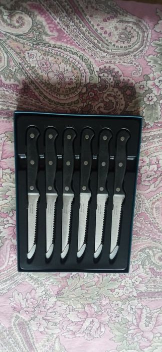 Seis facas novas para carne 5 € marca Ernesto.