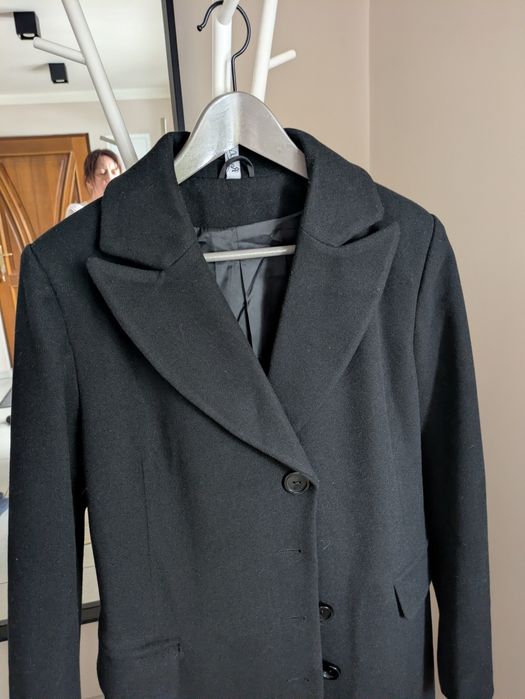 Czarny, elegancki płaszcz.