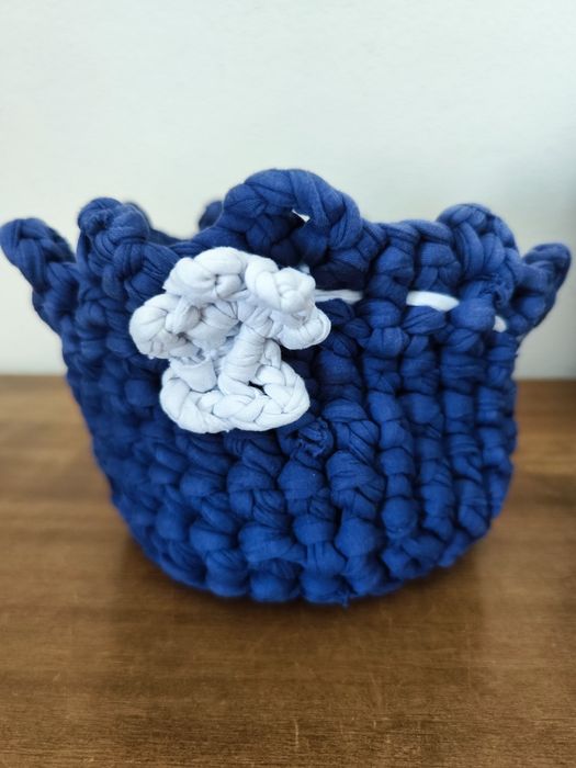 Cesta em crochê ou clorete azul marinho feita à mão