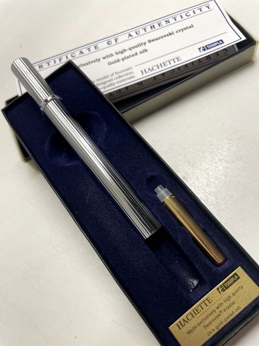 Sortido de canetas (esferográficas e tinta permanente) e lapiseiras