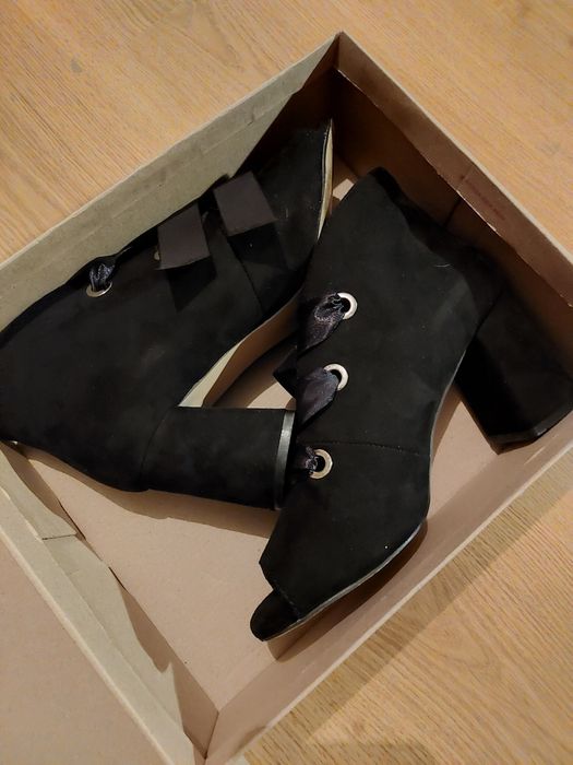 Zamszowe buty na obcasie