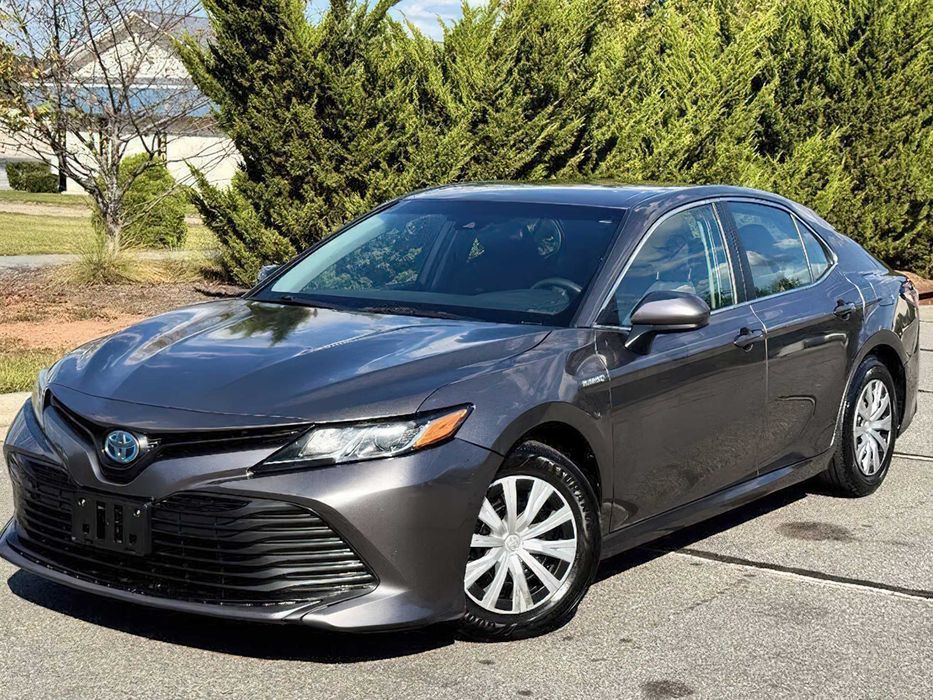 Toyota Camry Hybrid      2019