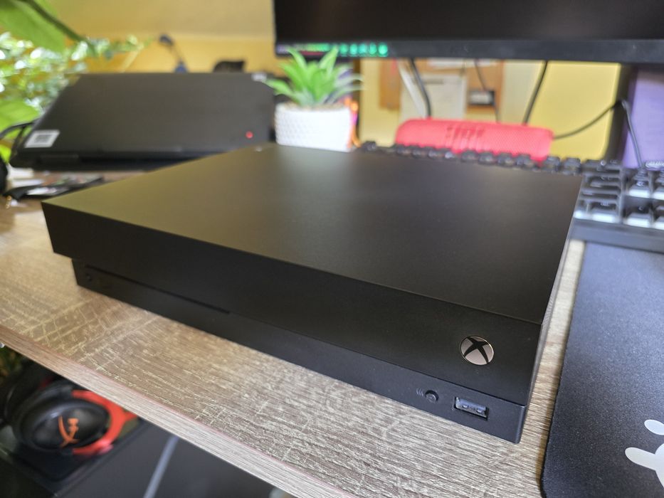 Xbox One X 1TB 4K + 2 pady Bluetooth – sprawny, zadbany
